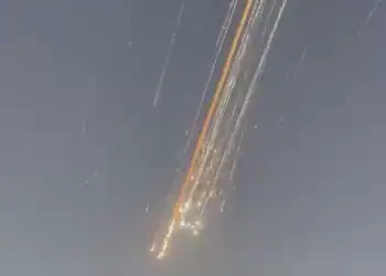 Starship 7 restos sobrevolando